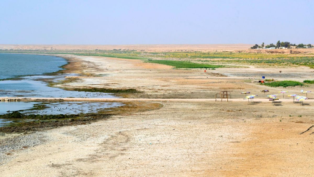 بالصور.. بحيرة الحبانية الشهيرة في العراق تتحول إلى بركة