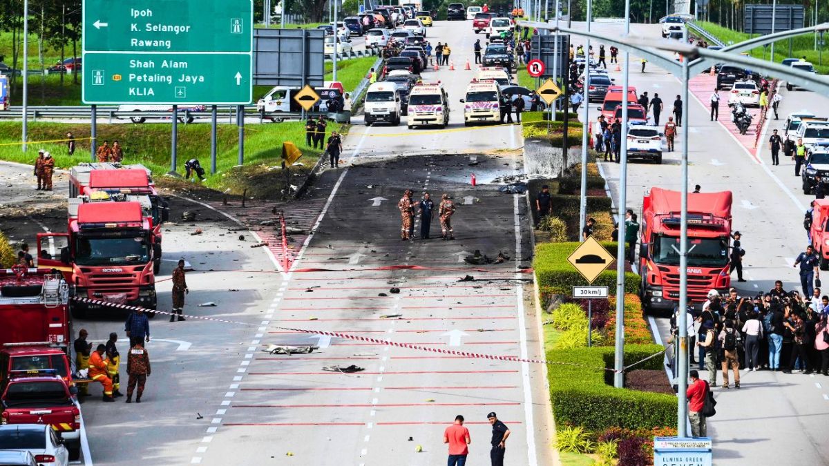 سقطت على المارة.. قتلى وجرحى في تحطم طائرة ركاب في ماليزيا (فيديو) 3 سقطت على المارة.. قتلى وجرحى بتحطم طائرة ركاب في ماليزيا