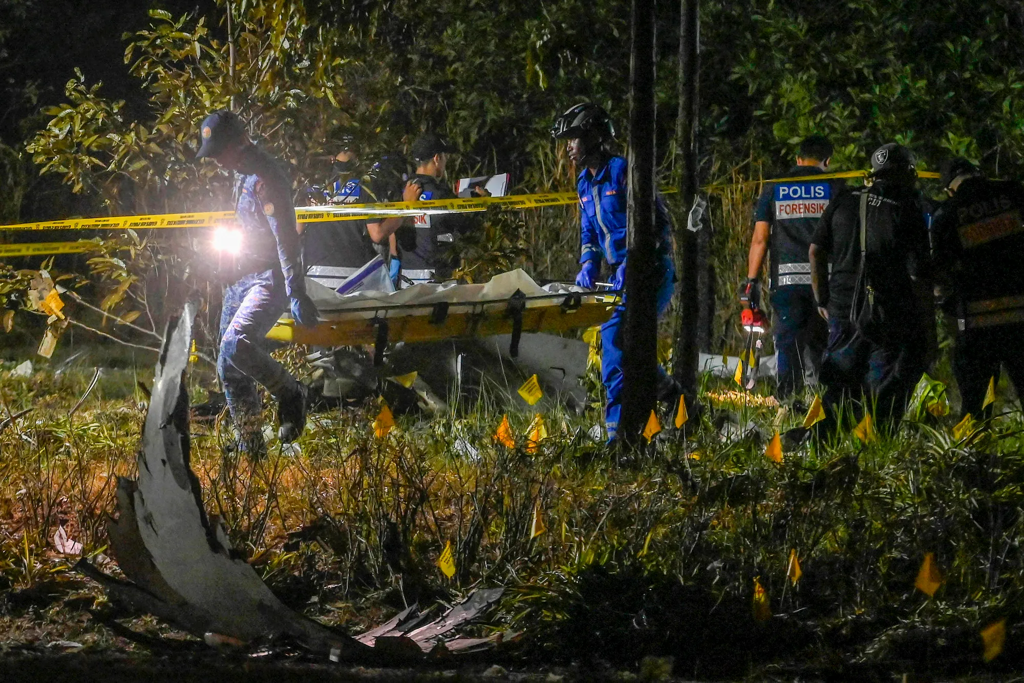 سقطت على المارة.. قتلى وجرحى في تحطم طائرة ركاب في ماليزيا (فيديو) 2 سقطت على المارة.. قتلى وجرحى في تحطم طائرة ركاب في ماليزيا (فيديو)