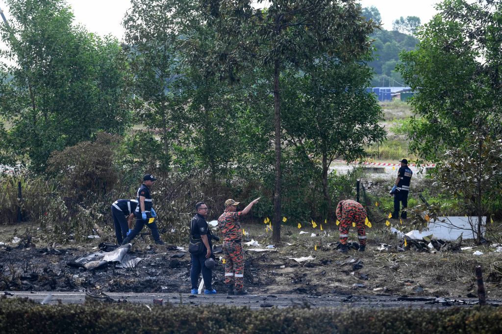 سقطت على المارة.. قتلى وجرحى في تحطم طائرة ركاب في ماليزيا (فيديو) 5 سقطت على المارة.. قتلى وجرحى في تحطم طائرة ركاب في ماليزيا (فيديو)