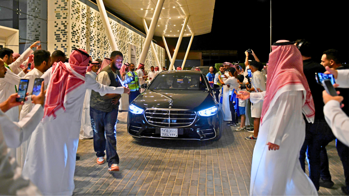 بالصور | استقبال حافل للنجم نيمار في الرياض عشية تقديمه لاعبًا لنادي الهلال