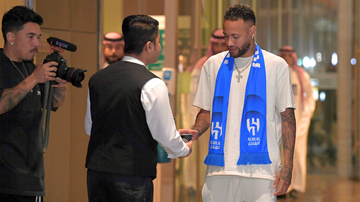 بالصور | استقبال حافل للنجم نيمار في الرياض عشية تقديمه لاعبًا لنادي الهلال