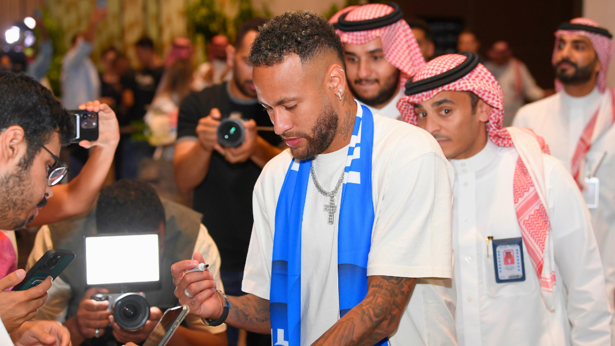 بالصور | استقبال حافل للنجم نيمار في الرياض عشية تقديمه لاعبًا لنادي الهلال