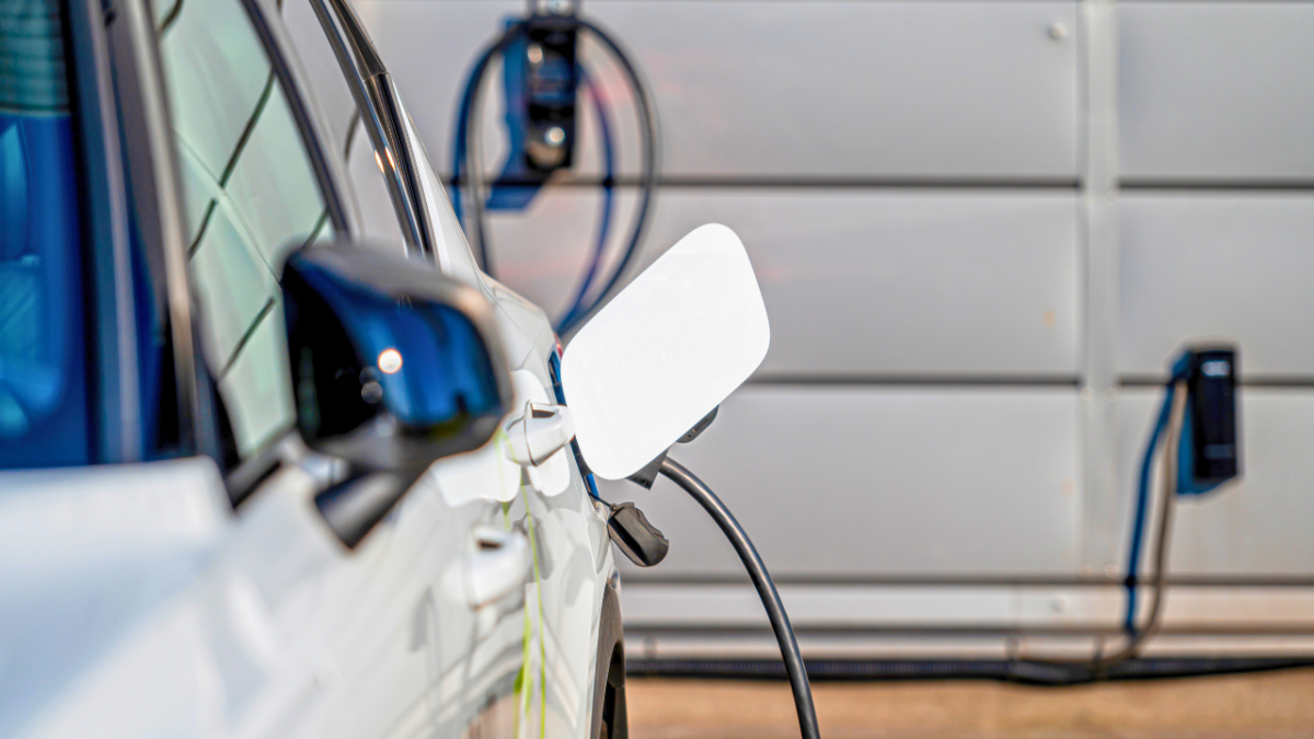 كل ما تحتاج معرفته عن الفروقات بين السيارات الكهربائية والعادية