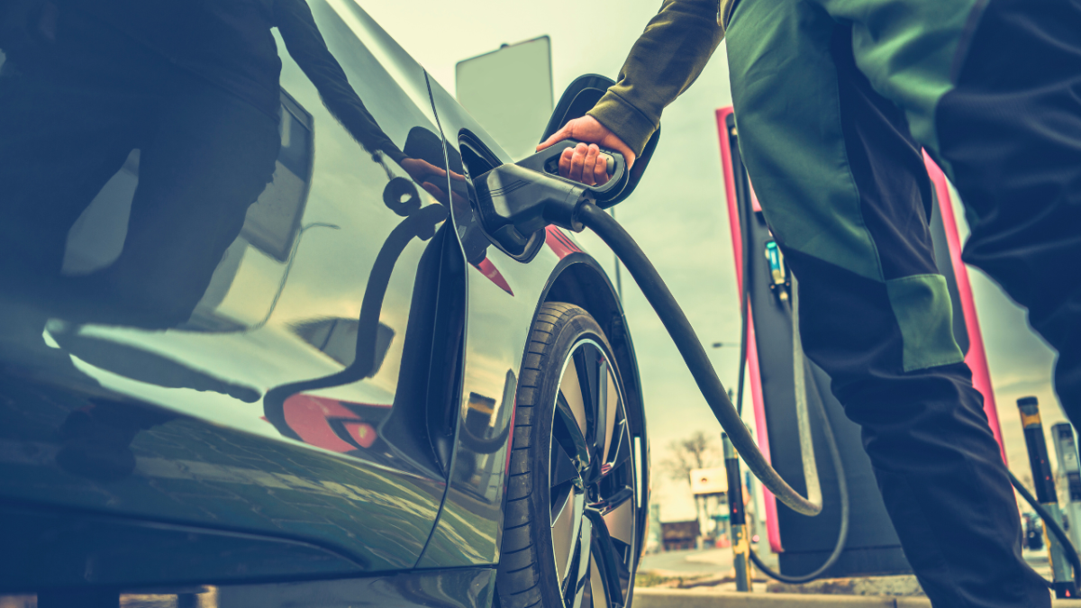 كل ما تحتاج معرفته عن الفروقات بين السيارات الكهربائية والعادية