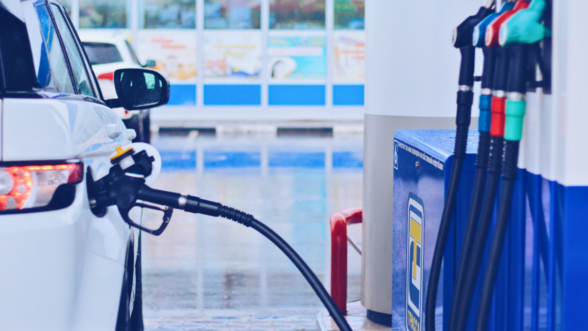 كل ما تحتاج معرفته عن الفروقات بين السيارات الكهربائية والعادية