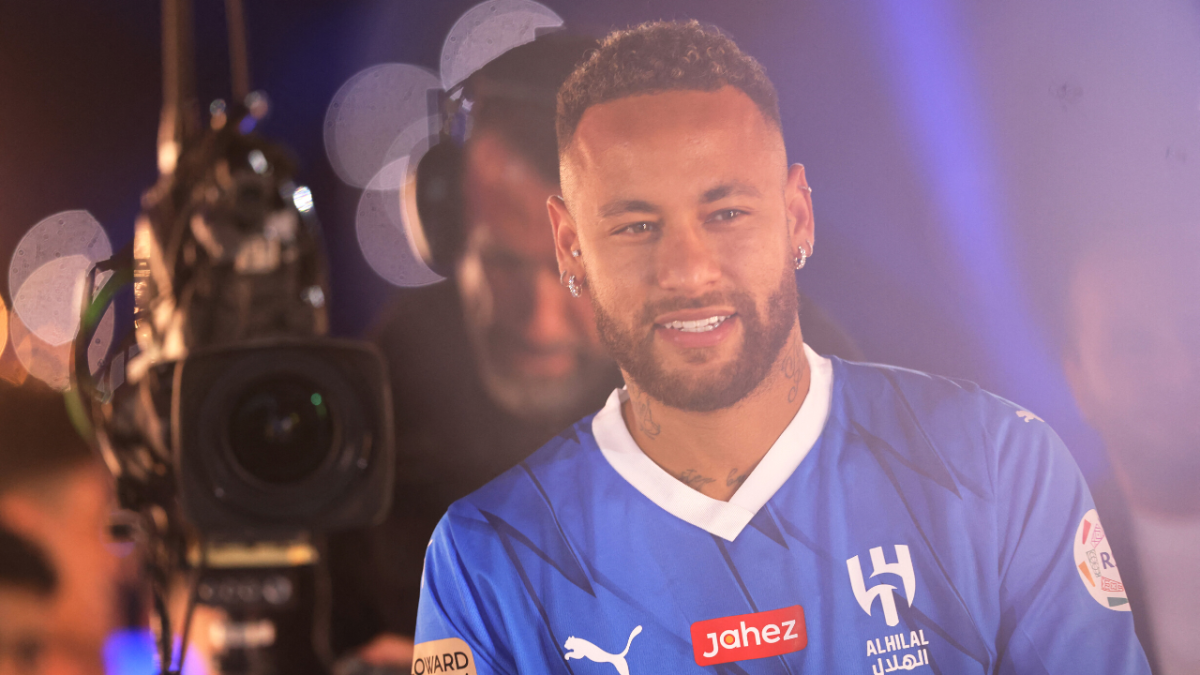 بين زاويتين | هل تفوق حفل تقديم نيمار على حفل رونالدو التاريخي؟