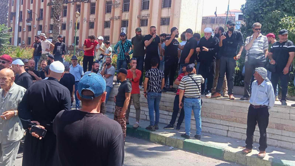 بعد زيادة الرواتب ورفع الدعم.. إضراب غير مسبوق في السويداء 2 بعد زيادة الرواتب ورفع الدعم.. إضراب غير مسبوق في سوريا