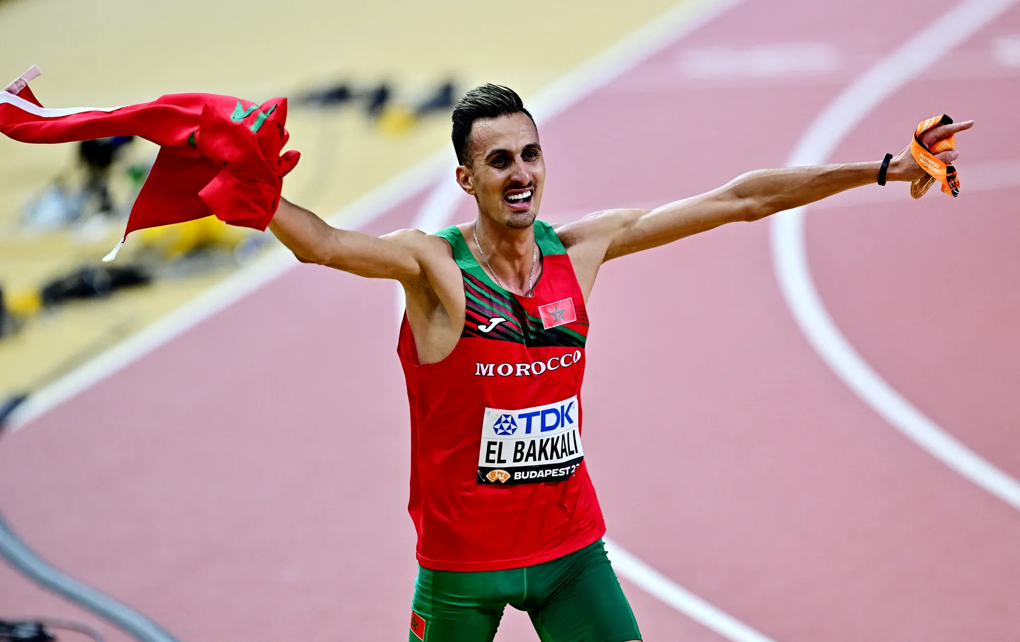 بالصور.. فرحة غامرة للمغربي سفيان البقالي بعد التربع على عرش ألعاب القوى