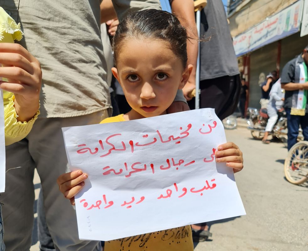 طفلة من بين المتظاهرين في الأتراب- أخبار الآن