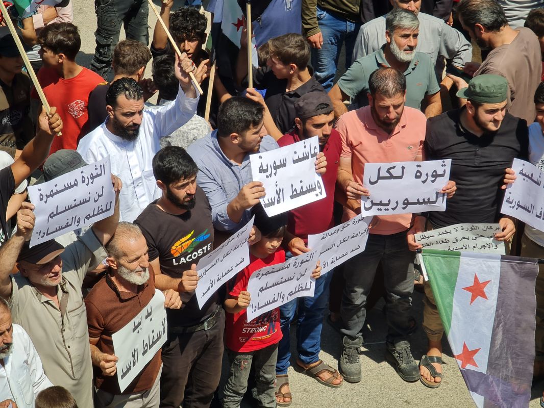 المتظاهرون يرفعون شعارات بمطالبهم- أخبار الآن