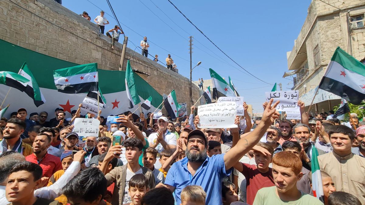 المتظاهرون في شوارع المدن السورية- أخبار الآن