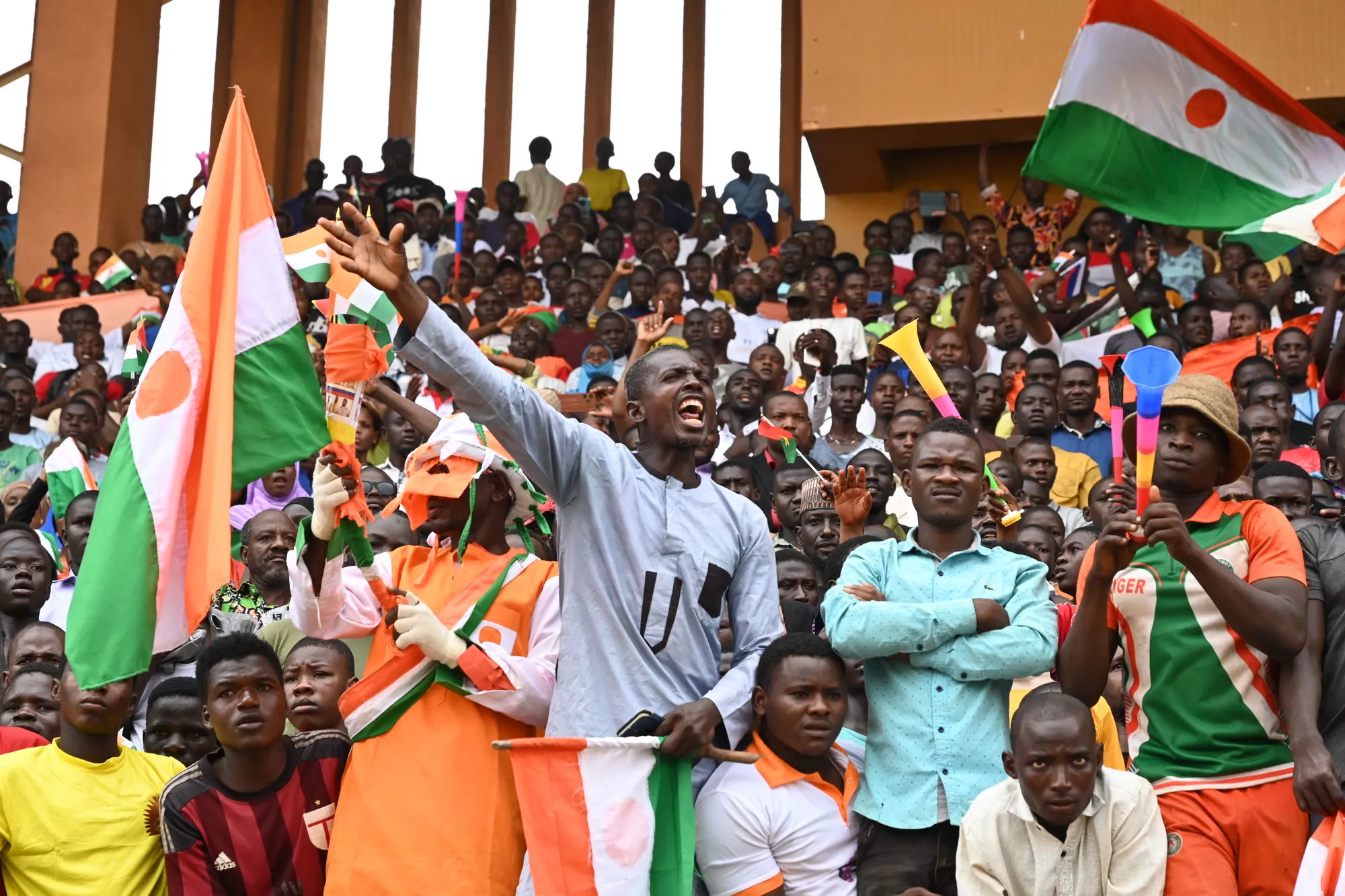 شهر على انقلاب النيجر.. الموالون يحتشدون في نيامي والجيش في حالة تأهب