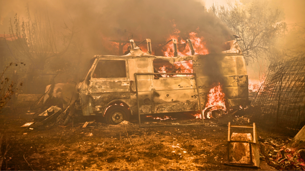 لليوم التاسع.. مئات عناصر الإطفاء يواصلون مكافحة النيران في اليونان