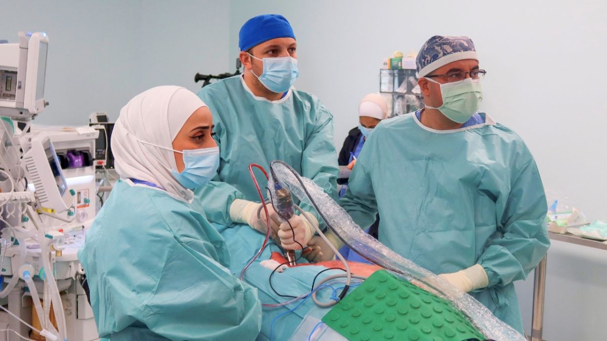 في تطور لافت.. إجراء عملية جراحية باستخدام الروبوت لمريض بالسرطان في الأردن