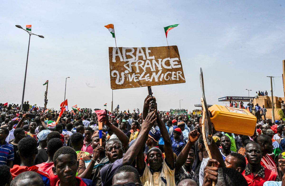 متظاهرون في النيجر يحملون شعارات تطالب فرنسا بالرحيل (أ ف ب)