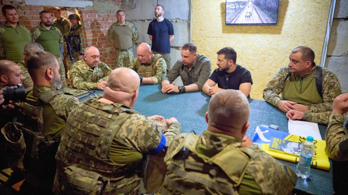 زيلينسكي يزور دونيتسك خط الجبهة مع القوات الروسية.. وتكريم للجنود