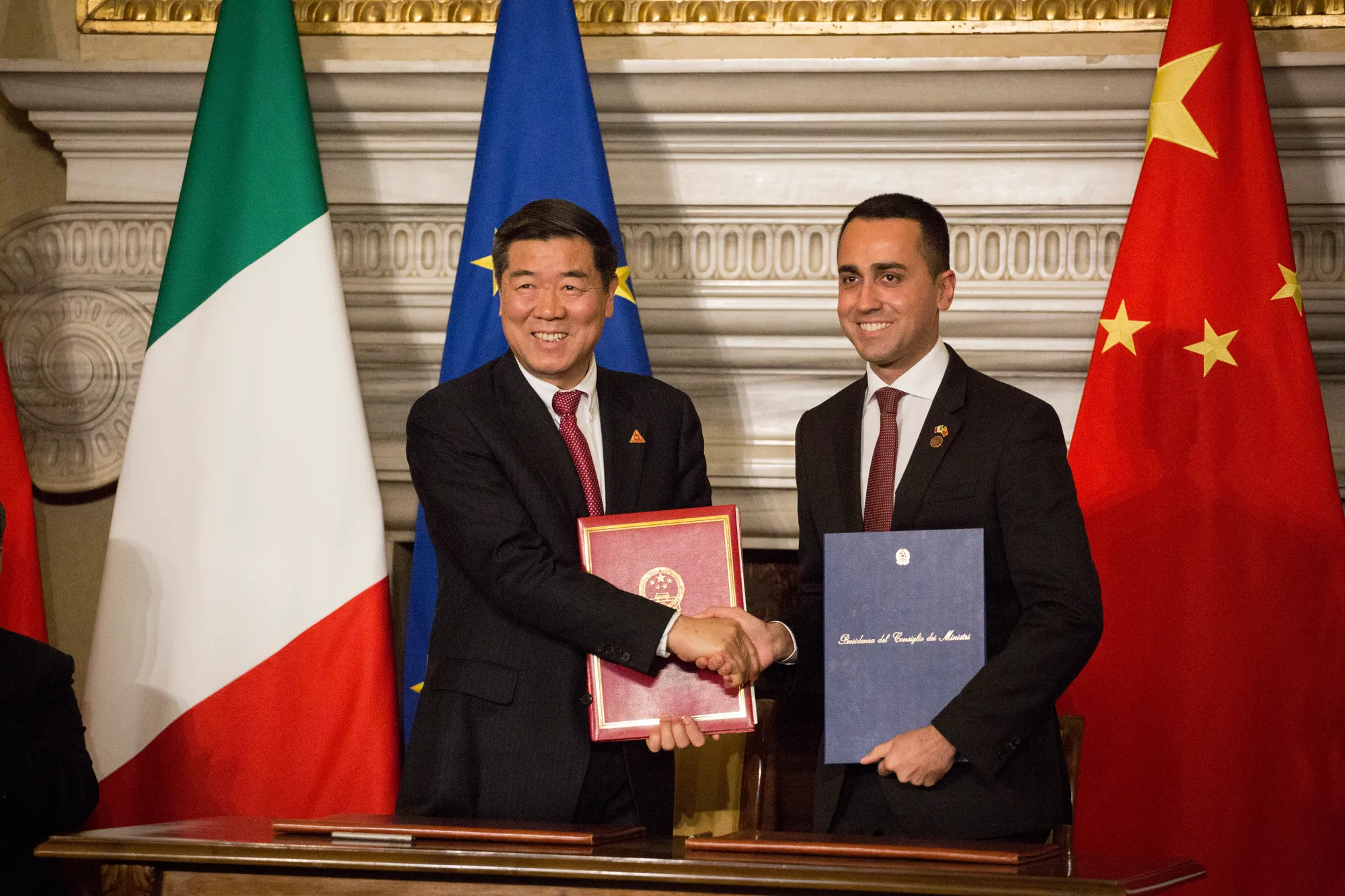 إيطاليا تدير ظهرها للصين.. لماذا تسعى روما للانسحاب من مبادرة الحزام والطريق؟ 6 Italy, Rome: Chairman of China's National Development and Reform Commission (NDRC), He Lifeng (L) and Italys Labor and Industry Minister and deputy PM Luigi Di Maio sign partnership agreements during a ceremony at Villa Madama in Rome on March 23, 2019 as part of China's president two-day visit to Italy. President Xi Jinping is in Italy to sign a memorandum of understanding to make Italy the first Group of Seven leading democracies to join China's ambitious Belt and Road infrastructure project.<br />(Photo by Christian Minelli/NurPhoto via Getty Images)