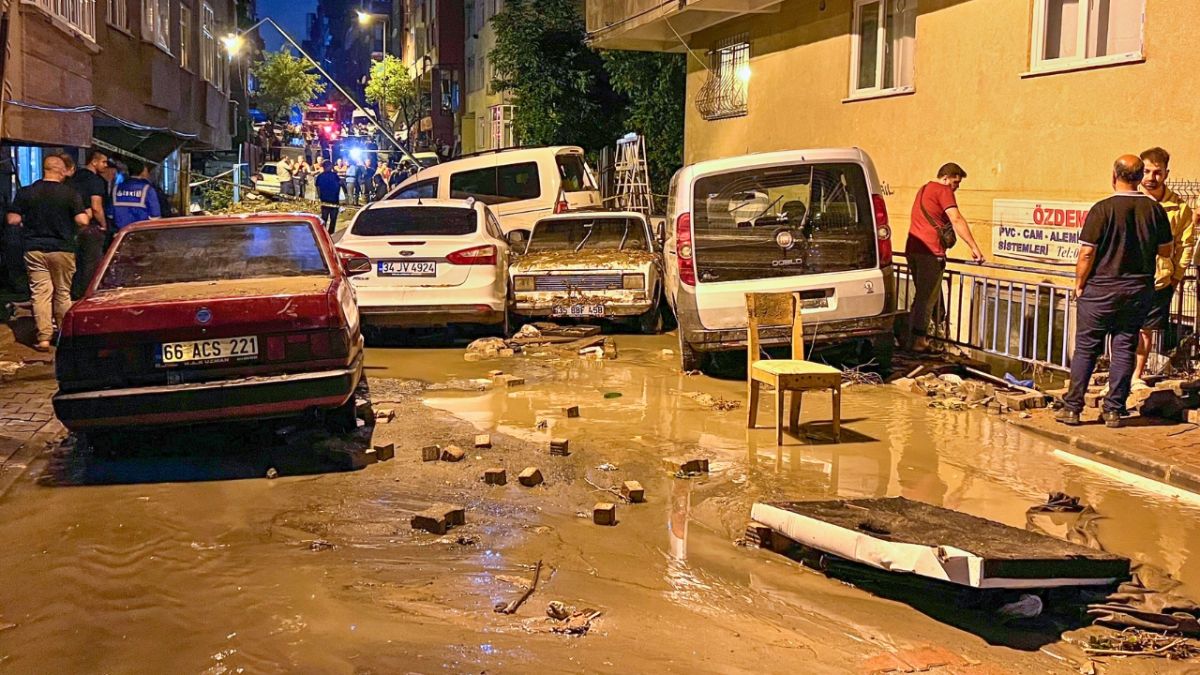 فيضانات إسطنبول تقتل شخصين.. وتركيا تبدأ التحقيق (صور)