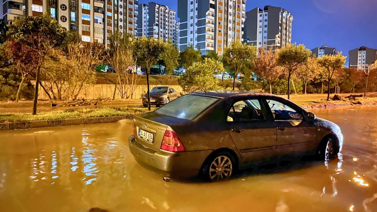 فيضانات إسطنبول تقتل شخصين.. وتركيا تبدأ التحقيق (صور)