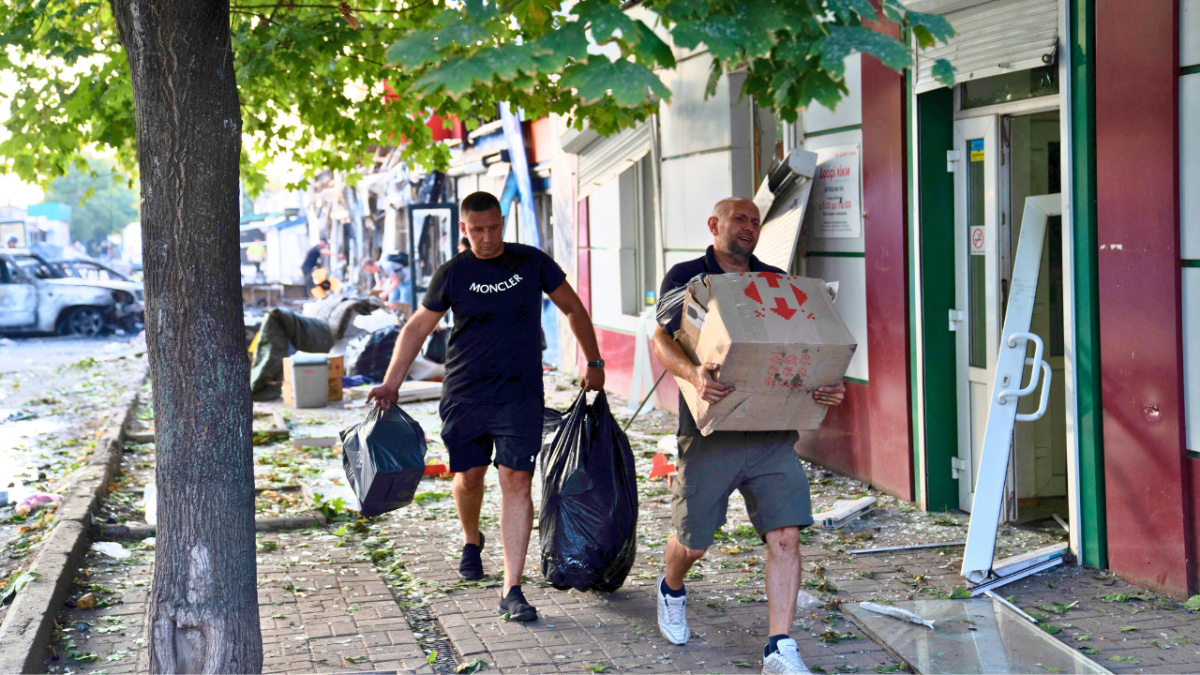 جريمة حرب جديدة.. 17 قتيلاً إثر ضربة روسية على سوق في أوكرانيا