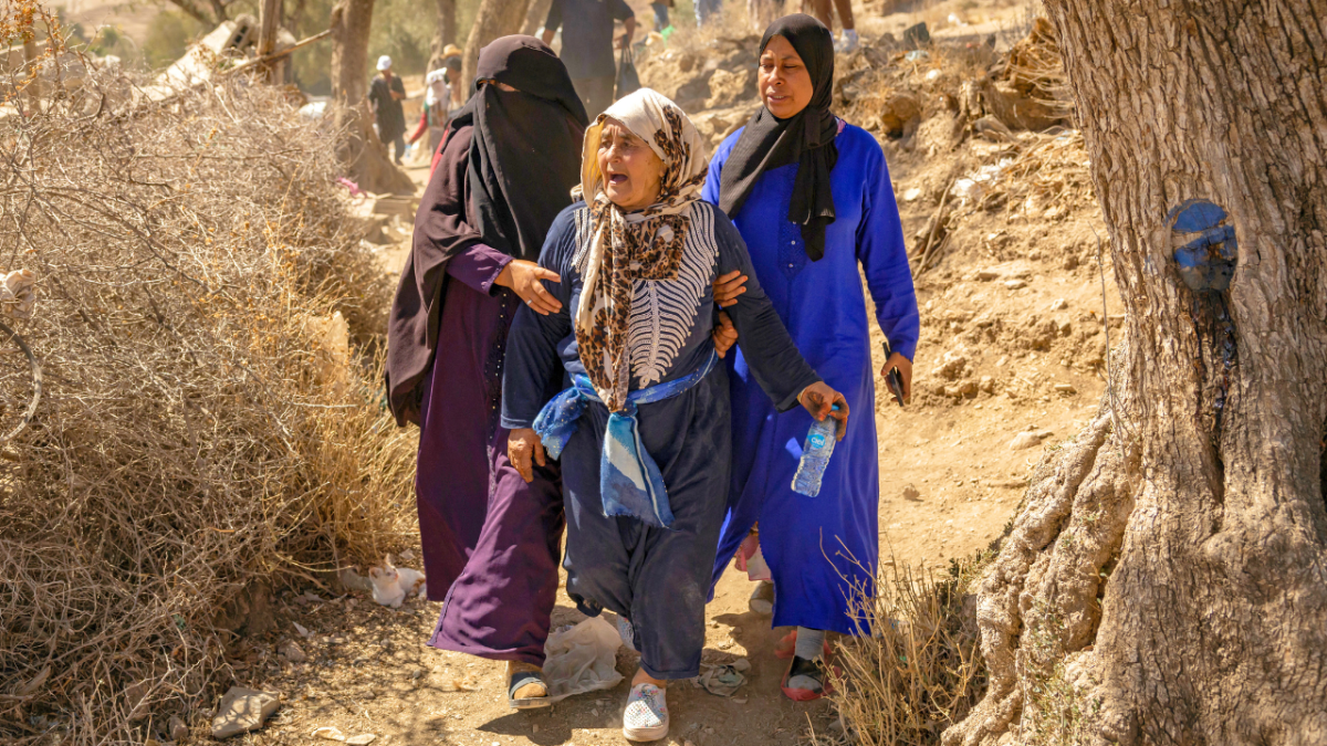 أحدهم فقد زوجته وأبناءه الـ 4 في زلزال المغرب..لقطات من مراسم دفن الضحايا