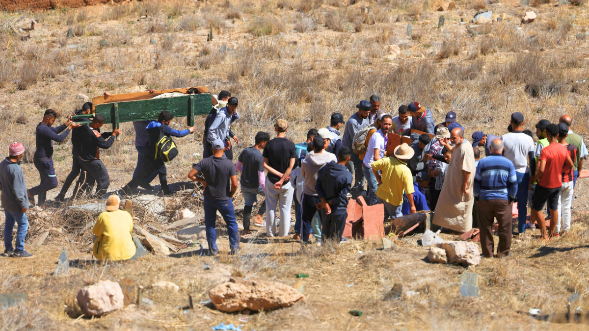 أحدهم فقد زوجته وأبناءه الـ 4 في زلزال المغرب..لقطات من مراسم دفن الضحايا