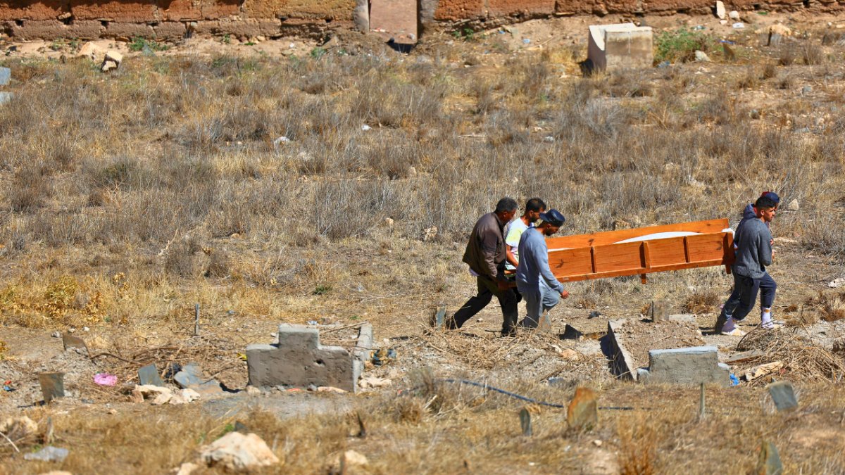 أحدهم فقد زوجته وأبناءه الـ 4 في زلزال المغرب..لقطات من مراسم دفن الضحايا