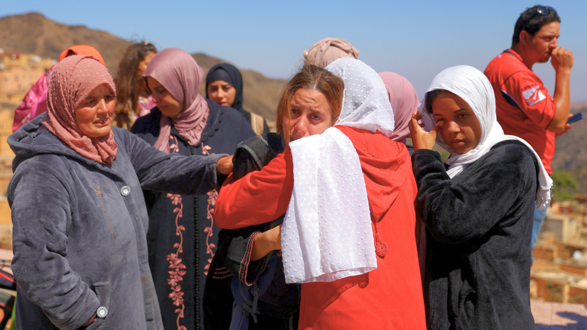 أحدهم فقد زوجته وأبناءه الـ 4 في زلزال المغرب..لقطات من مراسم دفن الضحايا
