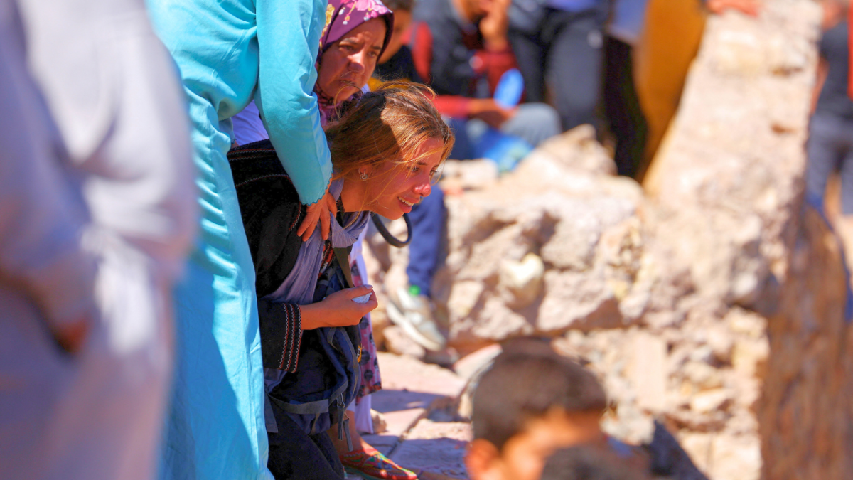 أحدهم فقد زوجته وأبناءه الـ 4 في زلزال المغرب..لقطات من مراسم دفن الضحايا