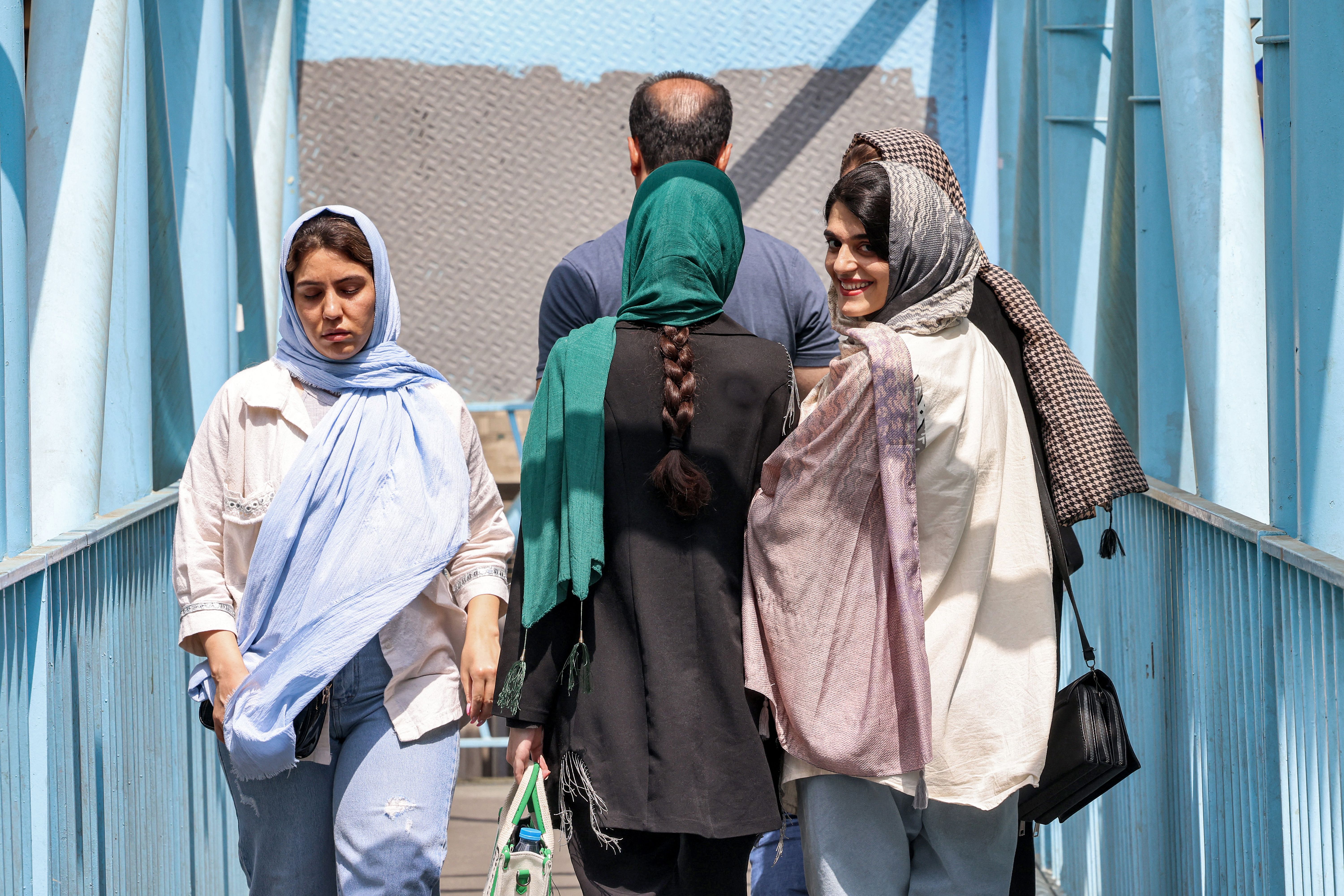 إيران تستعد لذكرى مقتل مهسا أميني رمز المقاومة النسائية ضد النظام