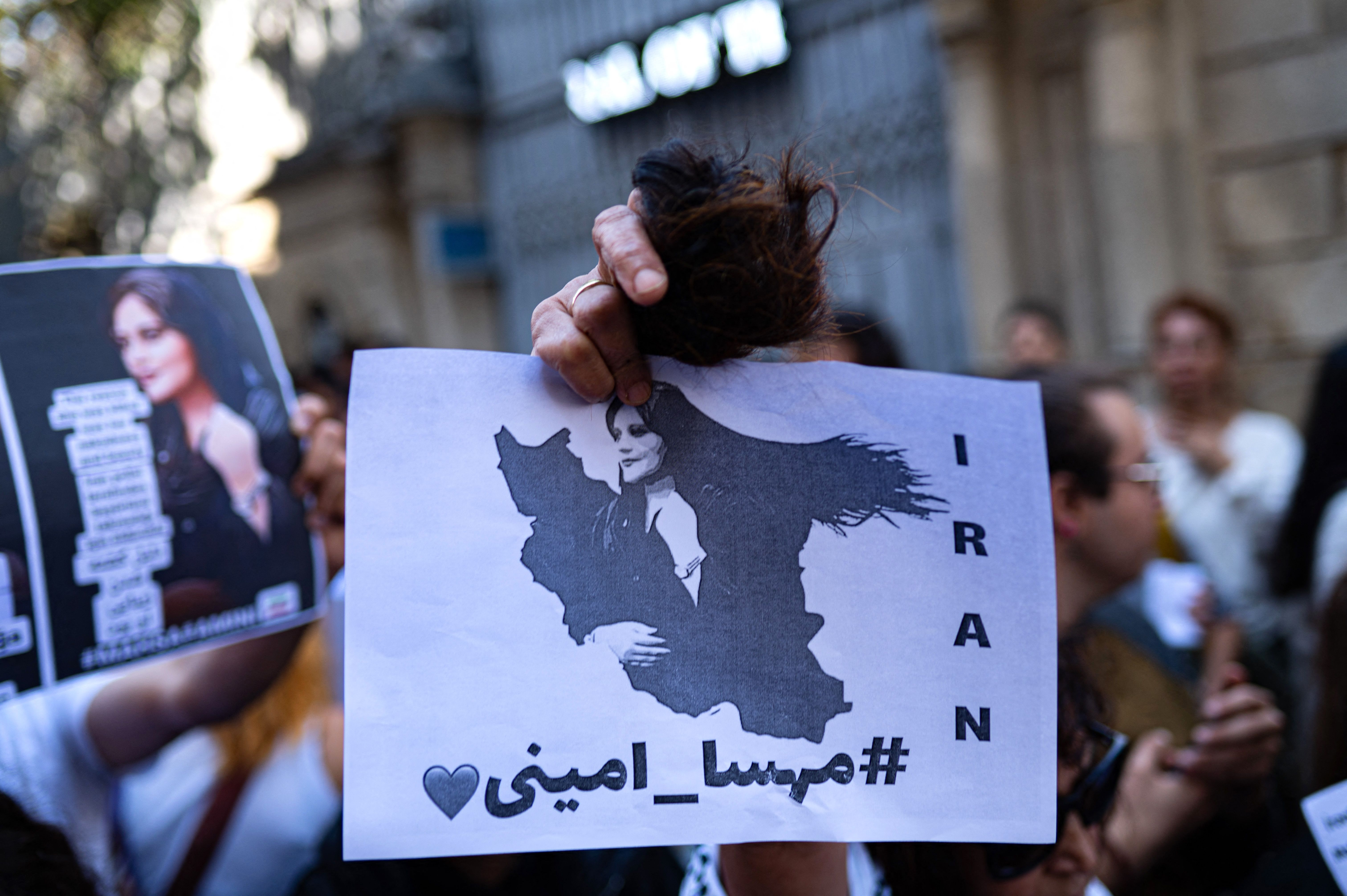 إيران تستعد لذكرى مقتل مهسا أميني رمز المقاومة النسائية ضد النظام