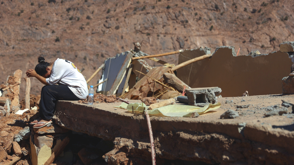 "مات 10 من عائلتي".. إيمان سعيد تروي قصتها باكيةً بعد زلزال المغرب