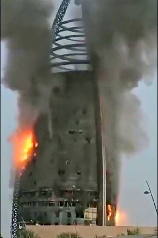 السودان.. ألسنة اللهب تتصاعد في وسط الخرطوم مع احتدام المعارك