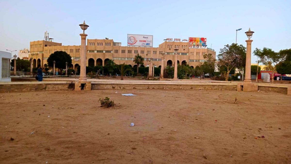 إخلاء ساحة في صفاقس من المهاجرين ونقلهم إلى موقع جديد.. وحقوقية تكشف حقيقة صادمة عنه