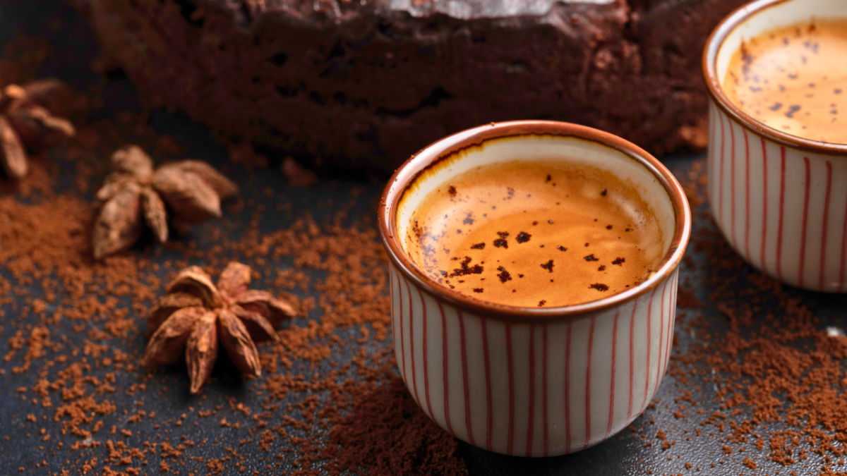 دليلك الشامل إلى الفرق بين القهوة العادية وقهوة الإسبريسو