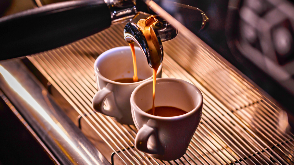 دليلك الشامل إلى الفرق بين القهوة العادية وقهوة الإسبريسو