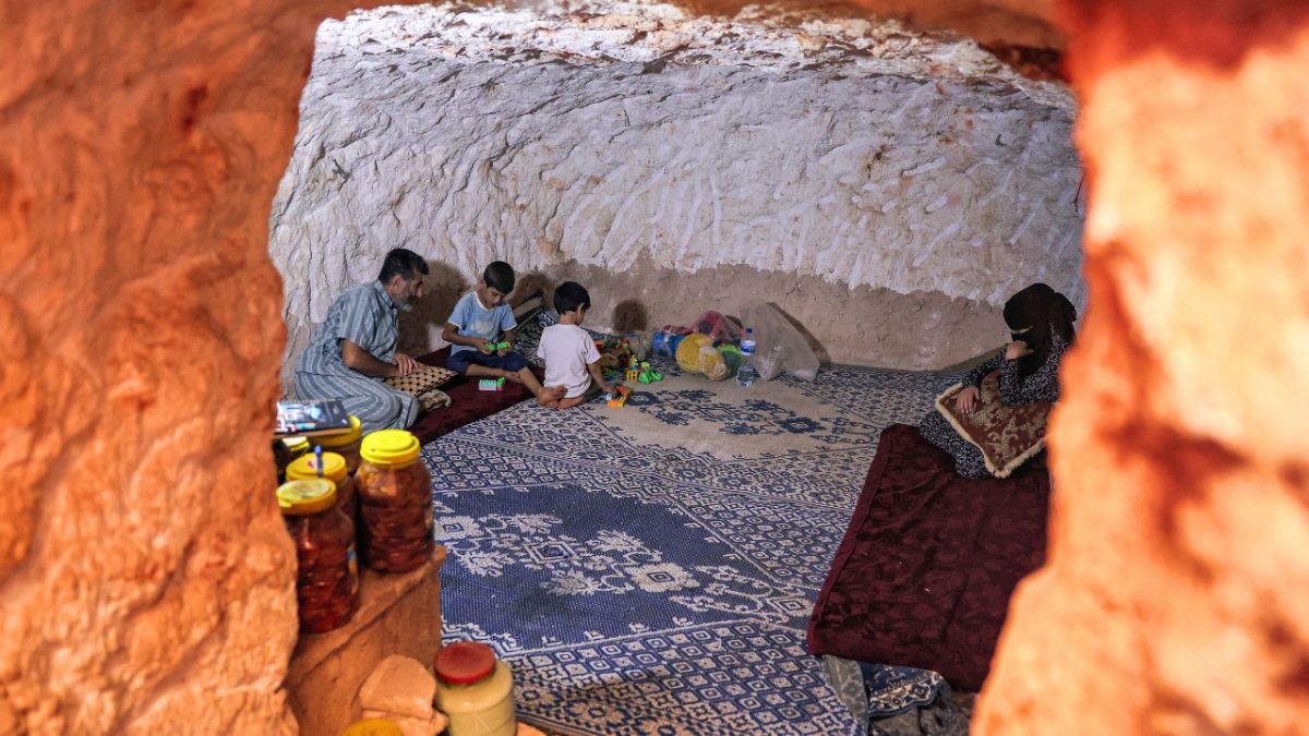 بسبب القصف الروسي.. سوريون في إدلب يلجأون للكهوف للشعور بالأمان