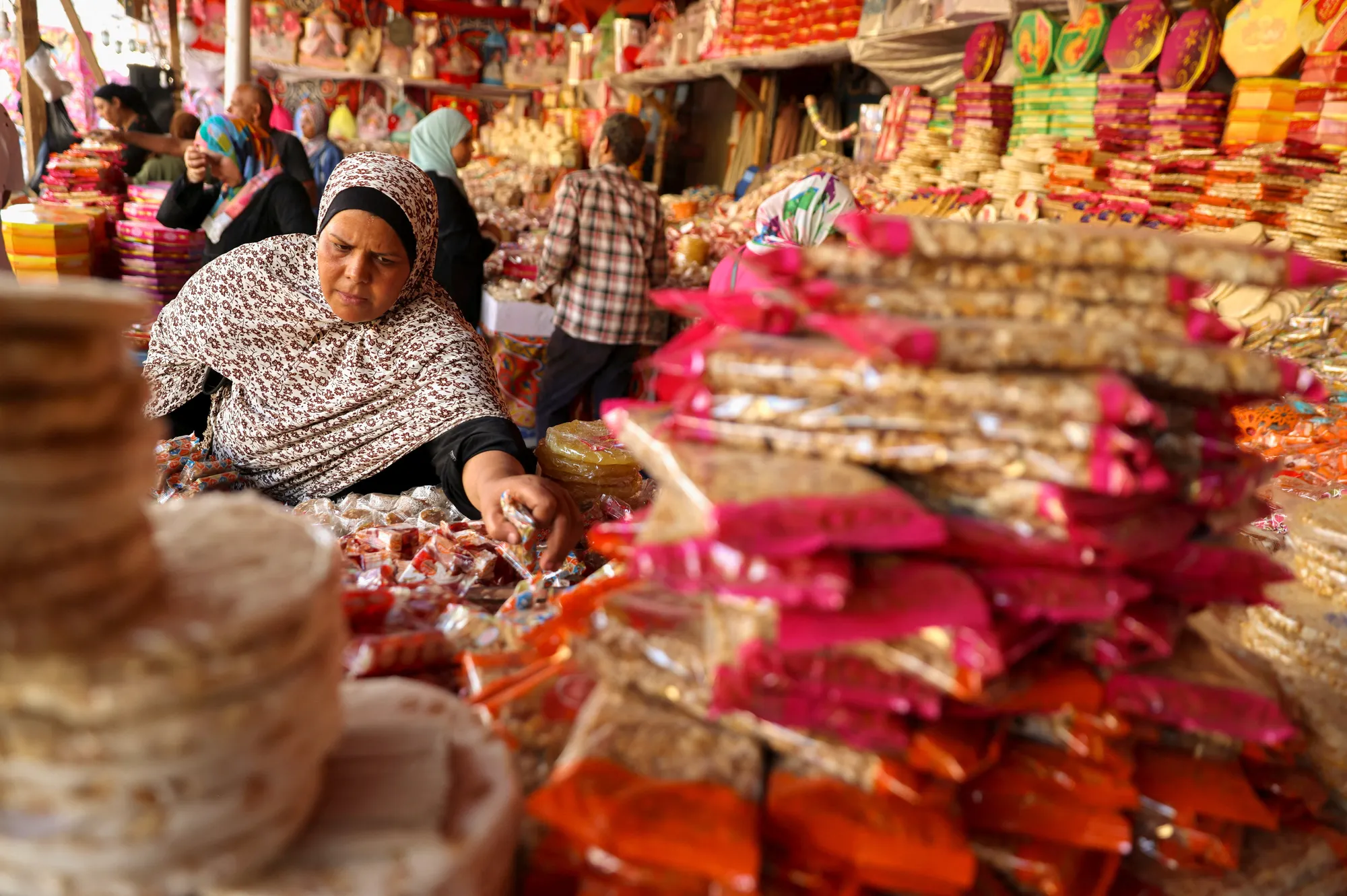 في ظل الأزمة الاقتصادية الطاحنة.. كيف يستعد المصريون لاحتفالات المولد النبوي؟ 2 في ظل الأزمة الاقتصادية الطاحنة.. كيف يستعد المصريون لاحتفالات المولد النبوي؟