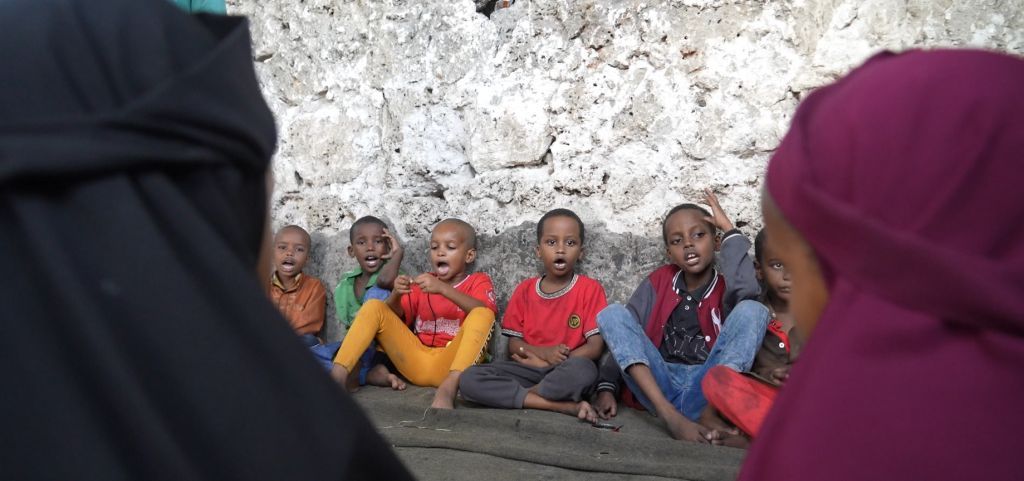 بالصور..أخبار الآن في زيارة للفارين من جحيم زكاوات جماعة الشباب