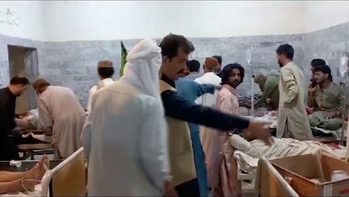 عشرات القتلى والجرحى في انفجار قرب مسجد في باكستان 3 عشرات القتلى والجرحى في انفجار قرب مسجد في باكستان