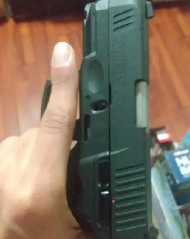 نشر ألميدا صوراً لأسلحة نارية على وسائل التواصل الاجتماعي مما أدى إلى اعتقاله(وزارة العدل الأمريكية)