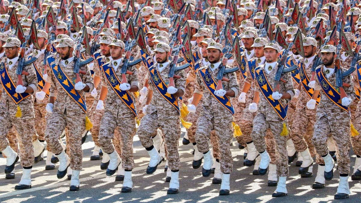 الحرس الثوري الإيراني يُقرّ بقمع المحتجين.. ويعترف بقلة العناصر