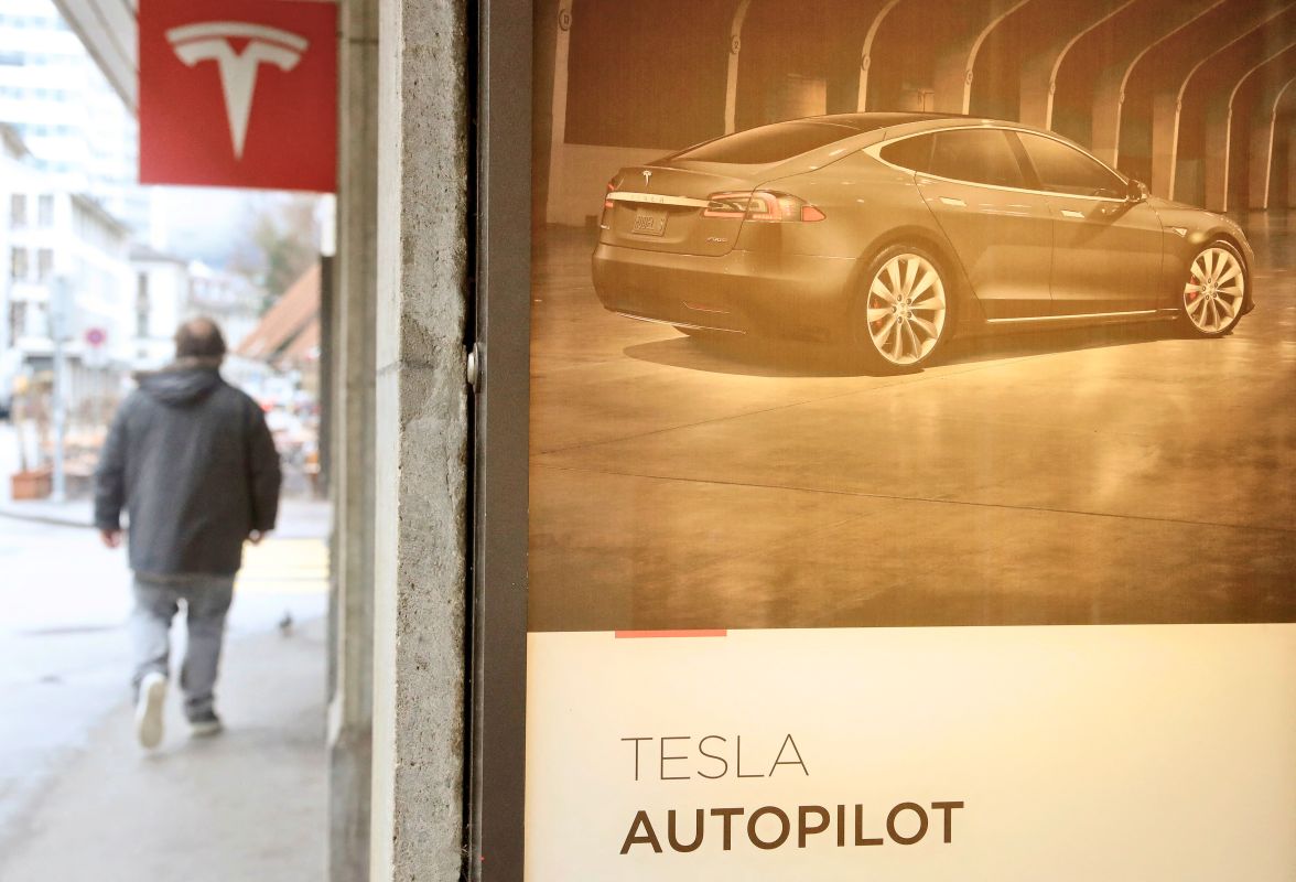 من المسؤول عند وفاة قائد سيارة "تسلا" ذاتية القيادة.. السائق أم الشركة؟