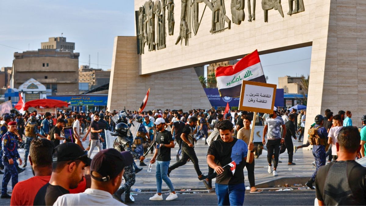اشتباكات بين القوات الأمنية ومحتجين في ذكرى ثورة تشرين ببغداد