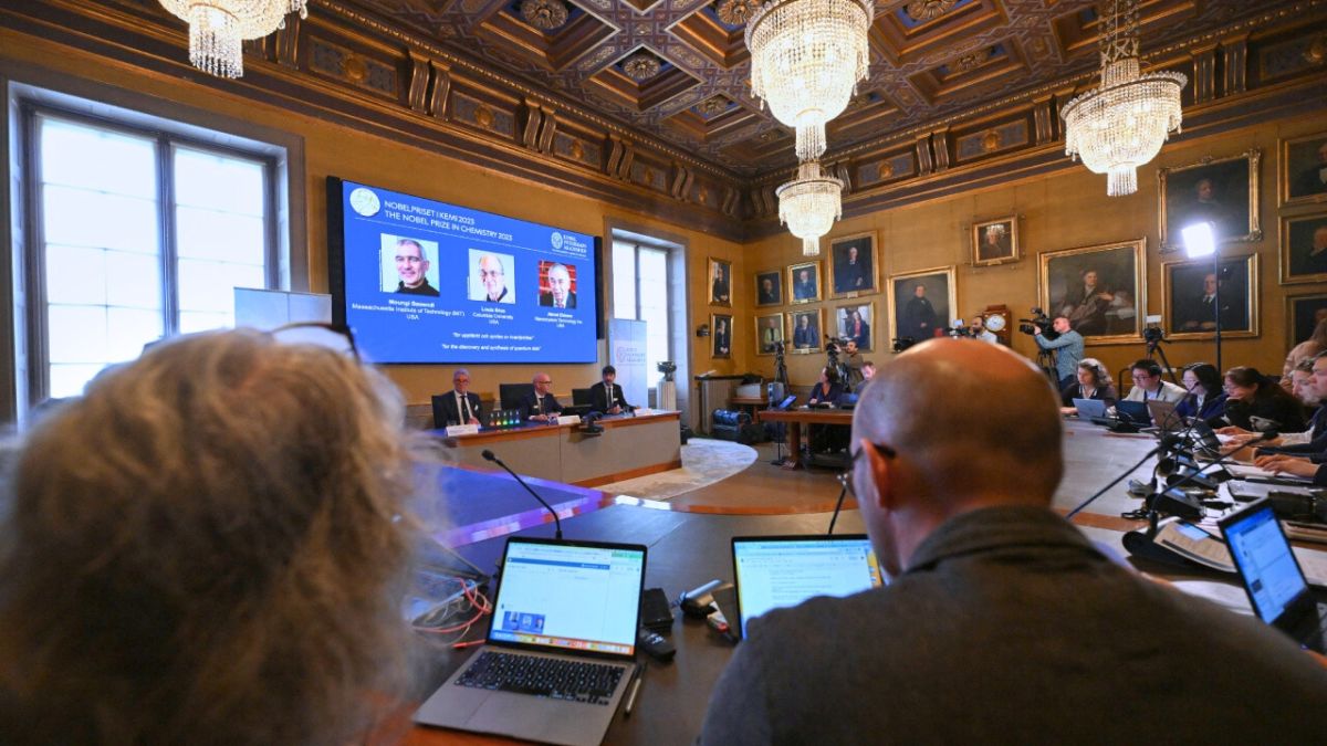 3 علماء يعملون على الجسيمات النانوية يتقاسمون جائزة نوبل للكيمياء