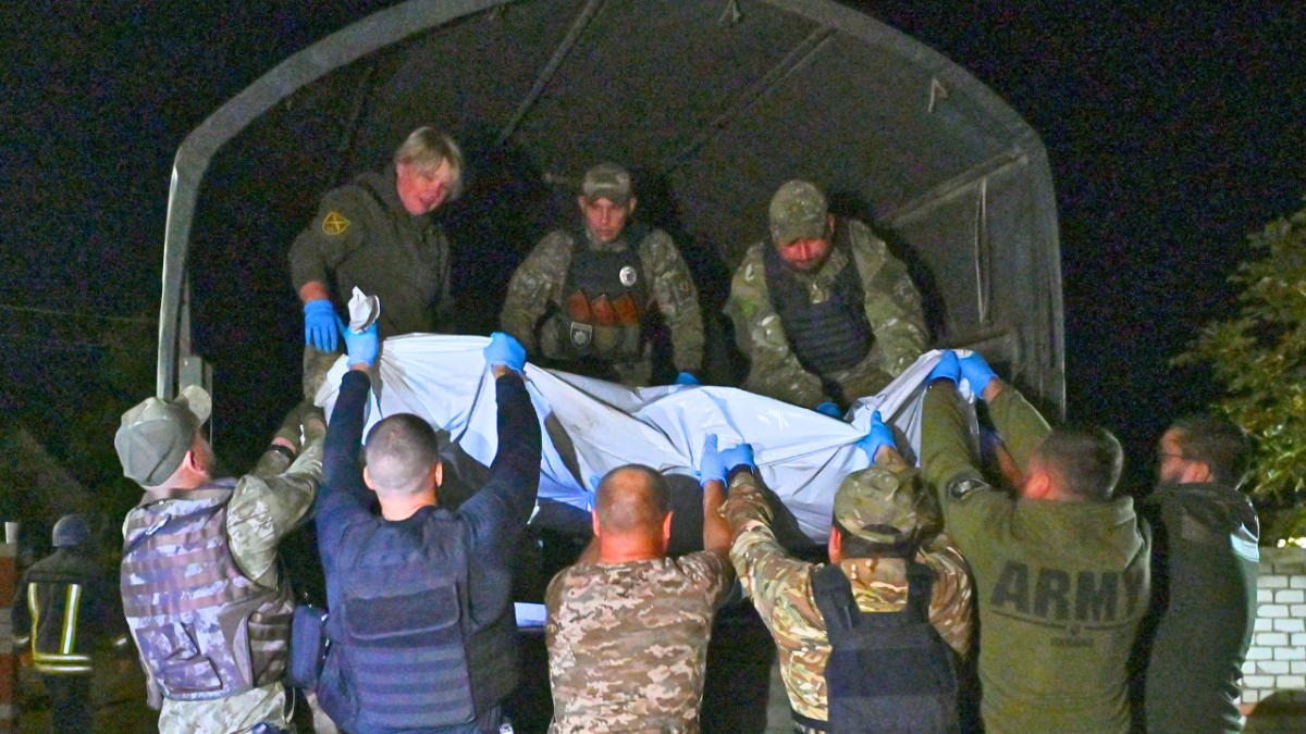 استمرارًا لجرائم الحرب الروسية.. غارة روسية تقتل 51 مدنيًا أثناء مراسم عزاء في شرق أوكرانيا