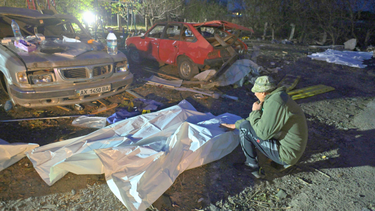 استمرارًا لجرائم الحرب الروسية.. غارة روسية تقتل 51 مدنيًا أثناء مراسم عزاء في شرق أوكرانيا