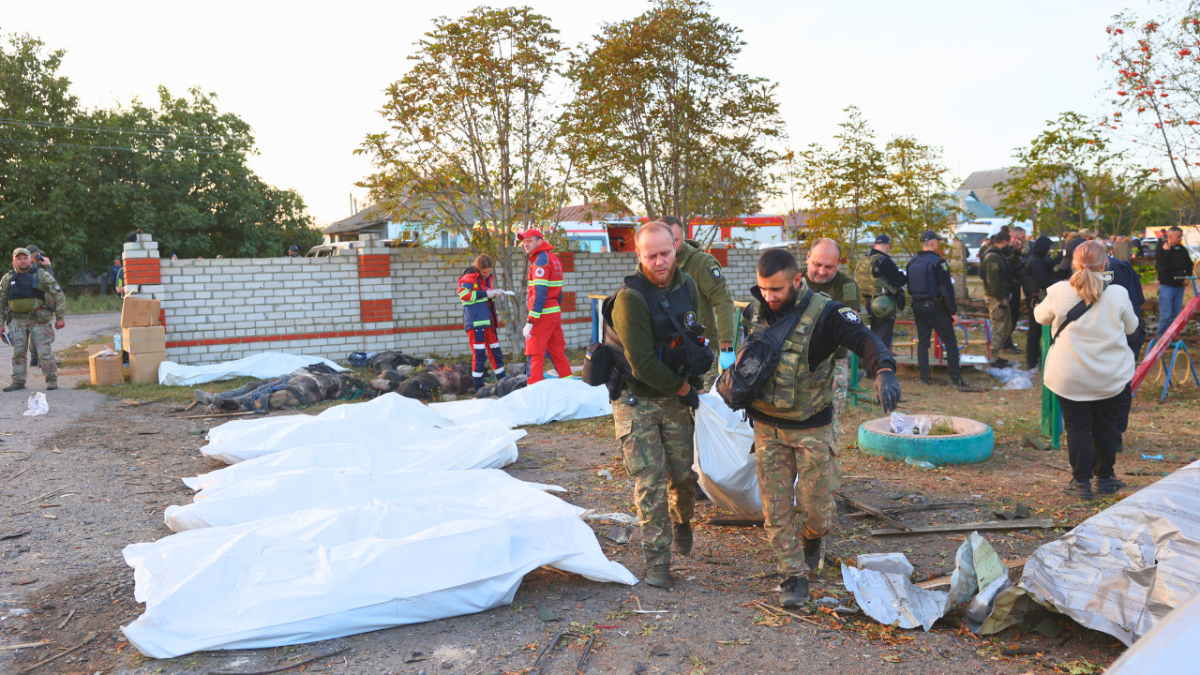 استمرارًا لجرائم الحرب الروسية.. غارة روسية تقتل 51 مدنيًا أثناء مراسم عزاء في شرق أوكرانيا