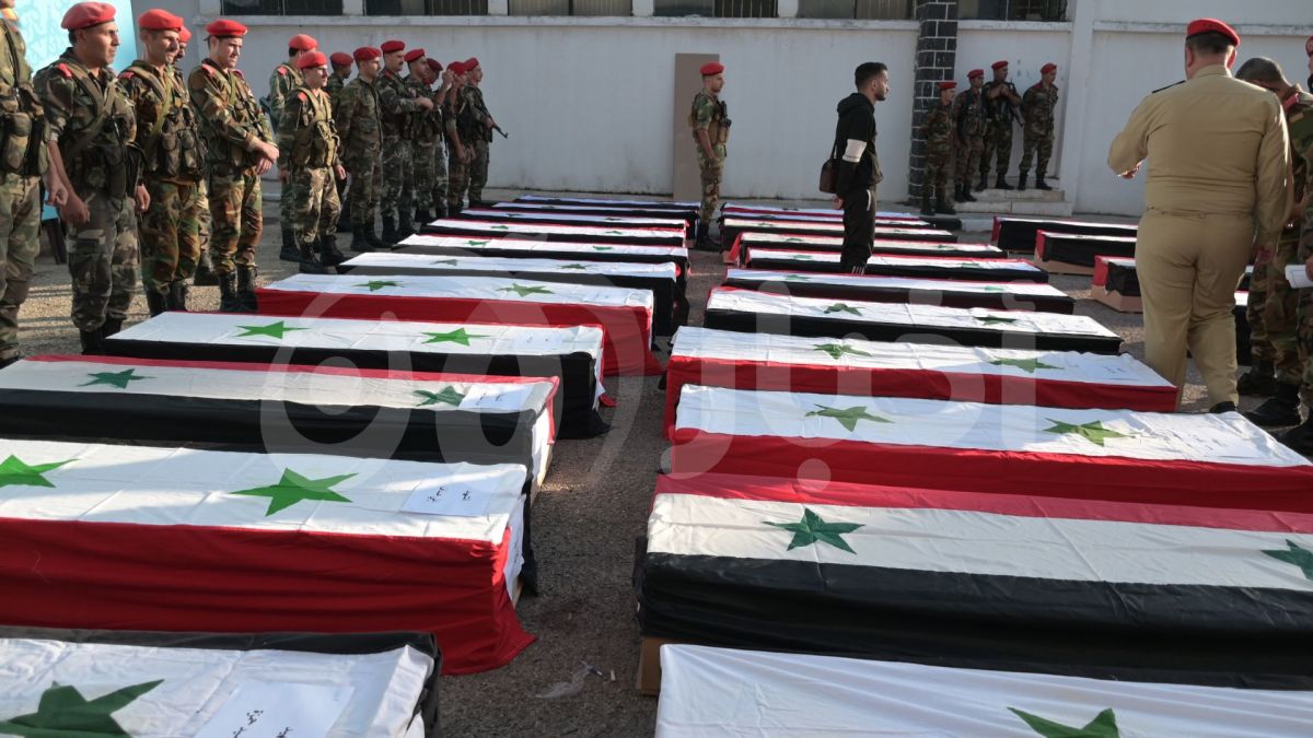 بالصور.. سوريا تشيّع ضحايا الهجوم على الكلية الحربية في حمص